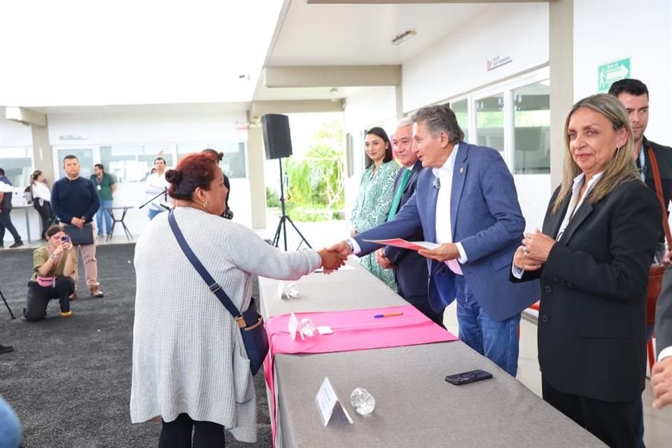 Zapopan entregó 110 títulos de propiedad a vecinos de la colonia Villas de la Loma.