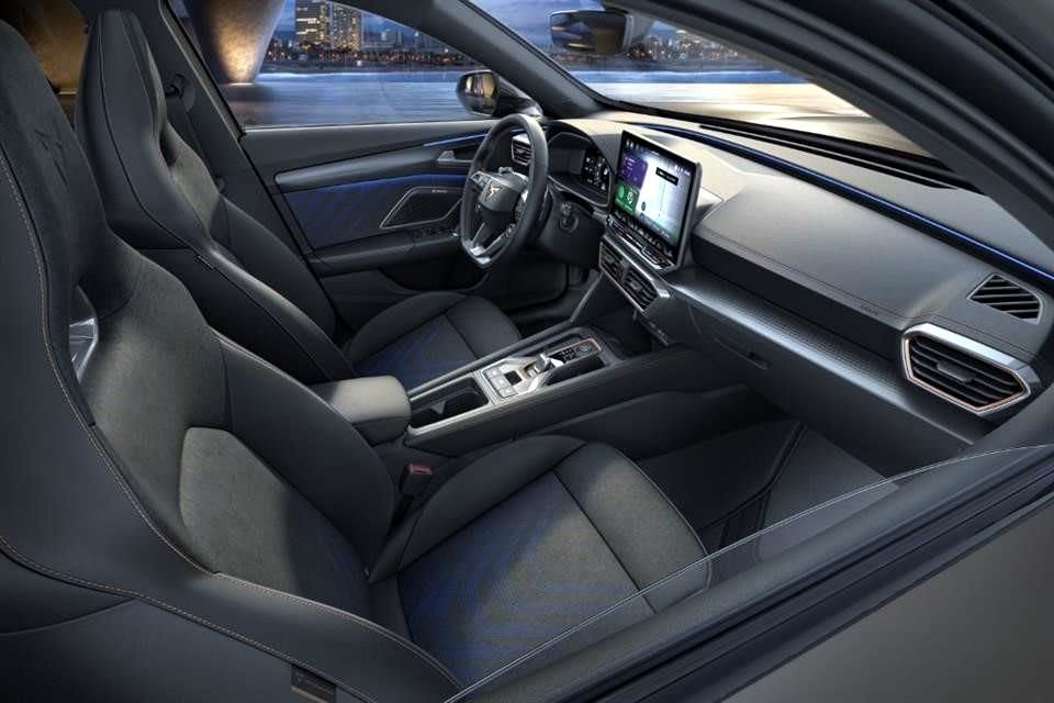 De PHEV-uitvoering beschikt over een verwarmd stuurwiel en kuipstoelen voorin.