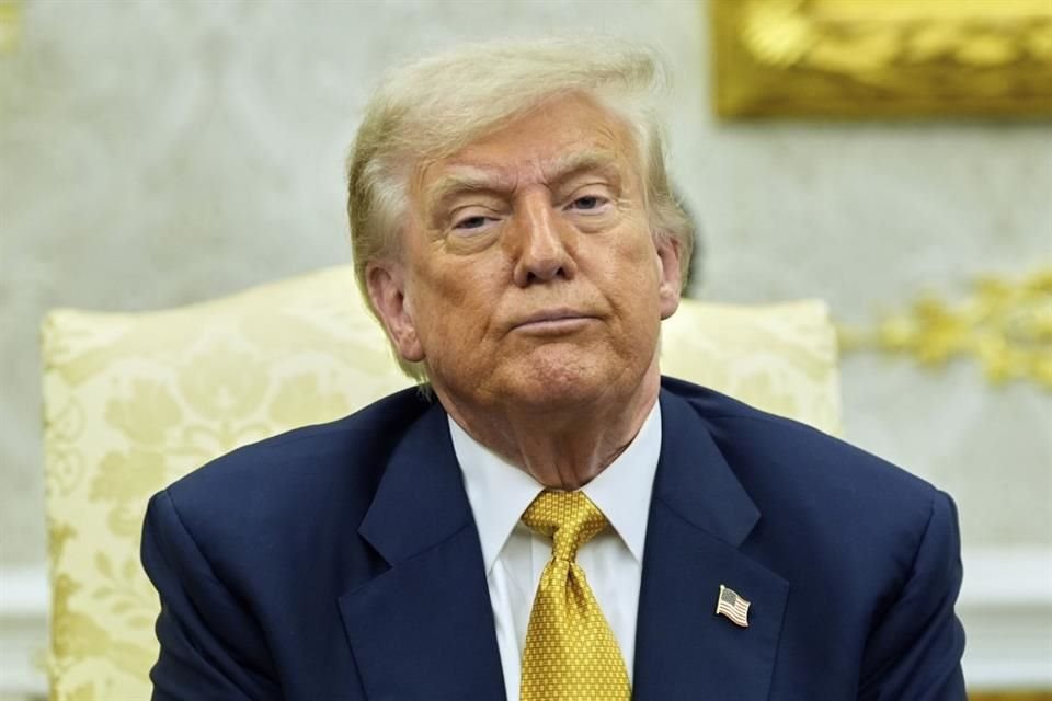 Trump se regodeó con el despido de uno de sus más ácidos críticos en su plataforma Truth Social: 'Me encanta que hayan despedido a Colbert', escribió.