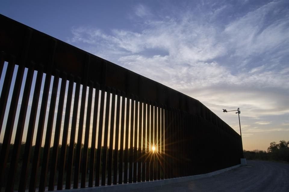 Funcionarios de EU advirtieron de ataques de cárteles con drones en la frontera, y dijeron que pronto podrían atacar estadounidenses.