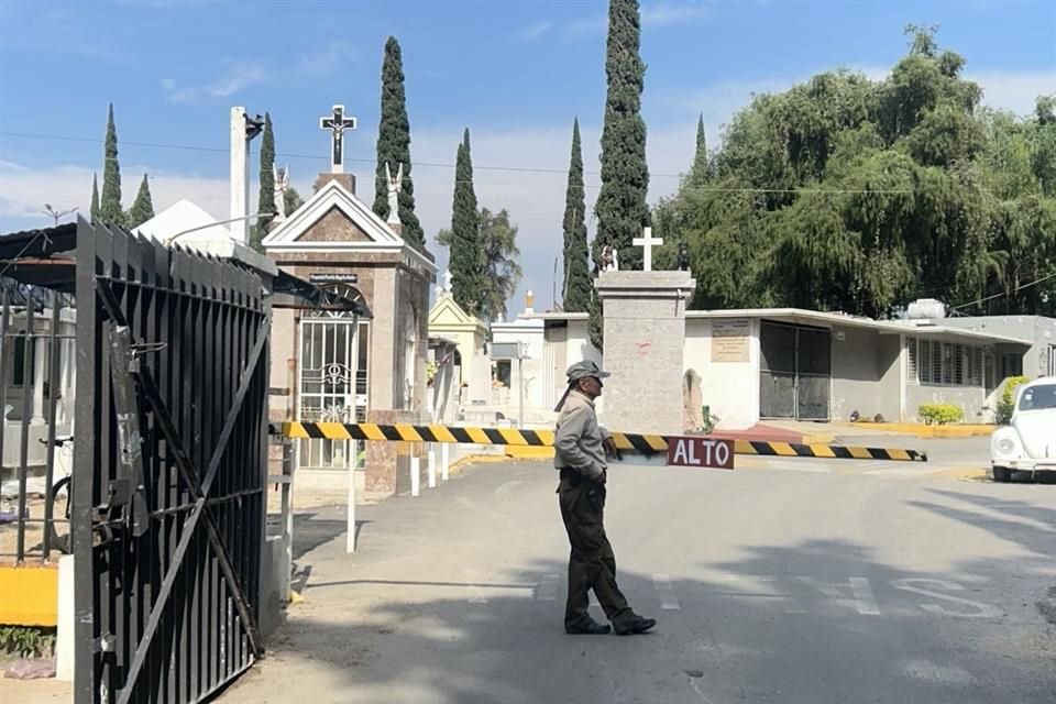 Una mujer, adulta mayor, que cayó dentro de una cripta.