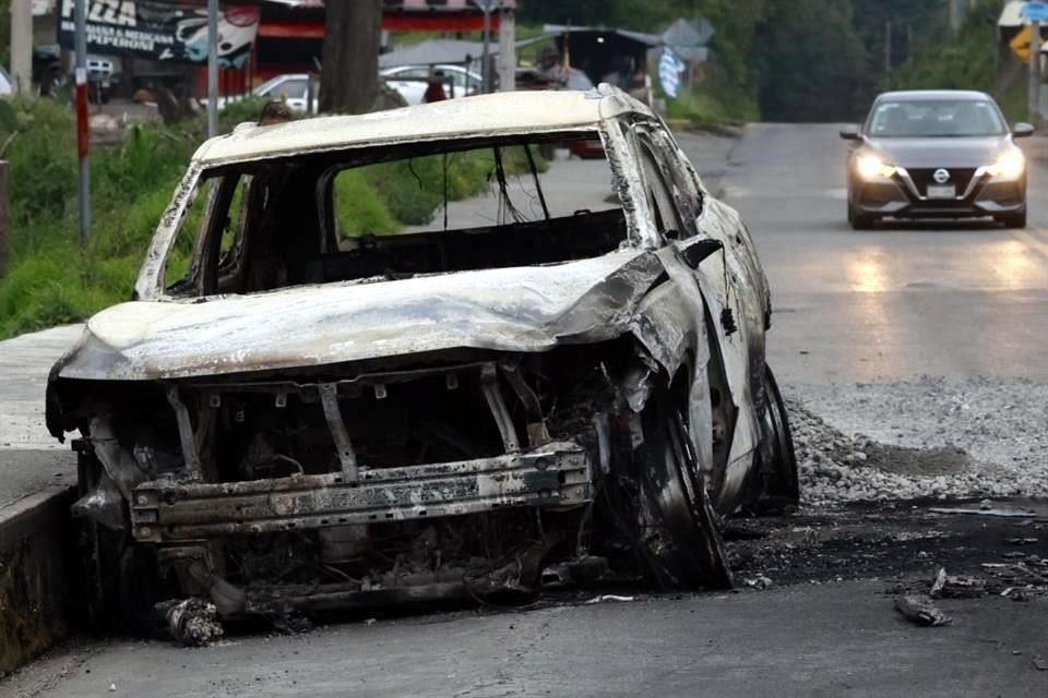 Para bloquear la carretera que une Toluca con Valle de Bravo fue incendiado un vehículo.
