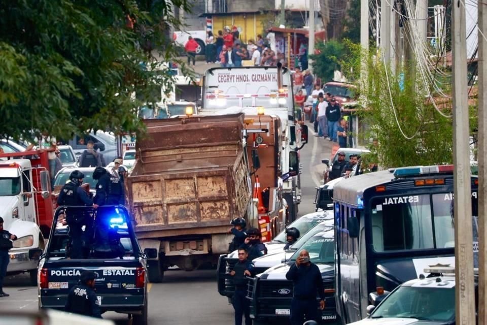 Cientos de elementos acudieron a Valle de Bravo para retirar camiones ocupados para los bloqueos.