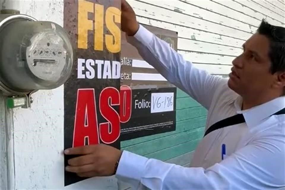 Autoridades retiraron sellos en Tlatlaya, después del reclamo de un comerciante.