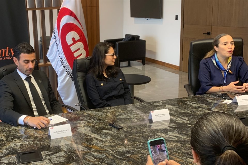 Rodrigo Garza Tijerina, presiente de CMIC NL; Sofía Pérez Gasque, directora de AMITI, y Ángeles Vela, directora del Csoftmty durante la presentación del 'Mapa de la Ruta de la IA'.
