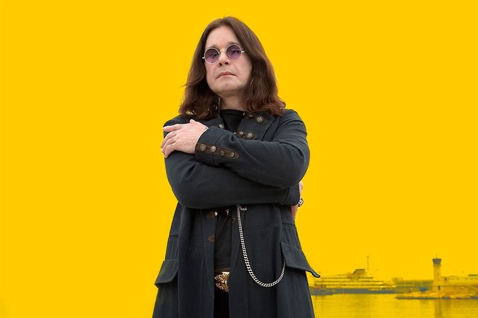 Destacó Ozzy Osbourne por el uso de terciopelo, maquillaje, crucifijos y otros elementos punk y dark aderezados con un toque de humor.