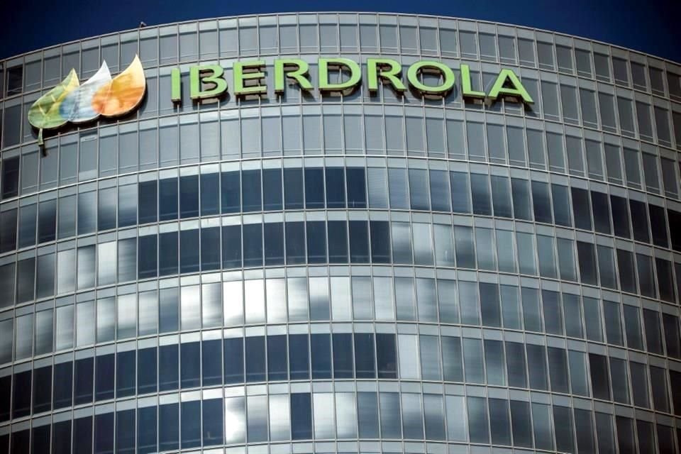 On Tuesday, the Spanish newspaper El Confidencial reported that Iberdrola has hired Barclays to sell 15 renewable energy plants in Mexico, valued at approximately $4.7 billion.