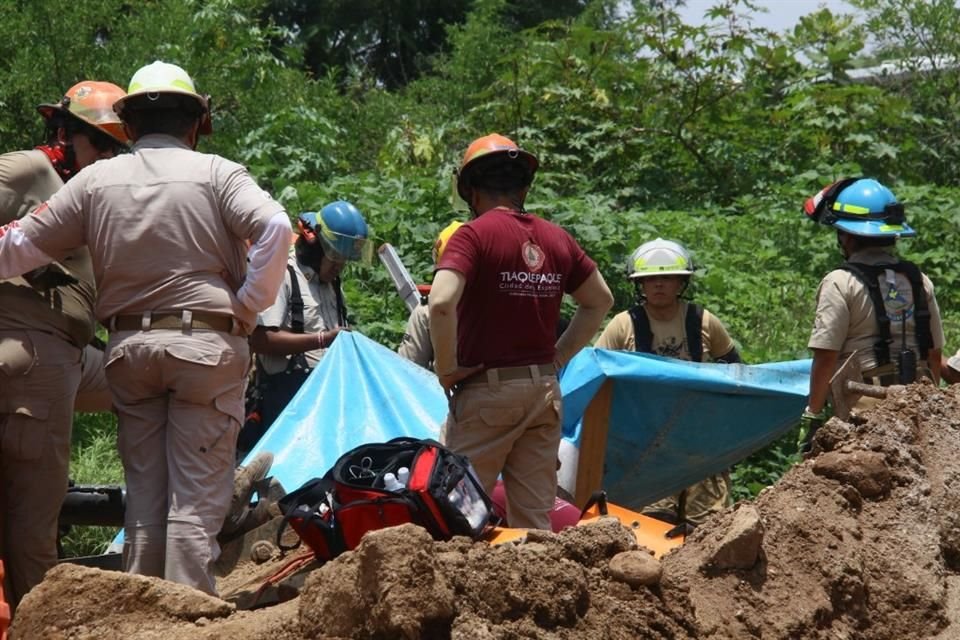 Dos trabajadores quedaron enterrados cuando realizaban sus labores en obras de ampliación de Periférico Sur, en Toluquilla, y uno murió.