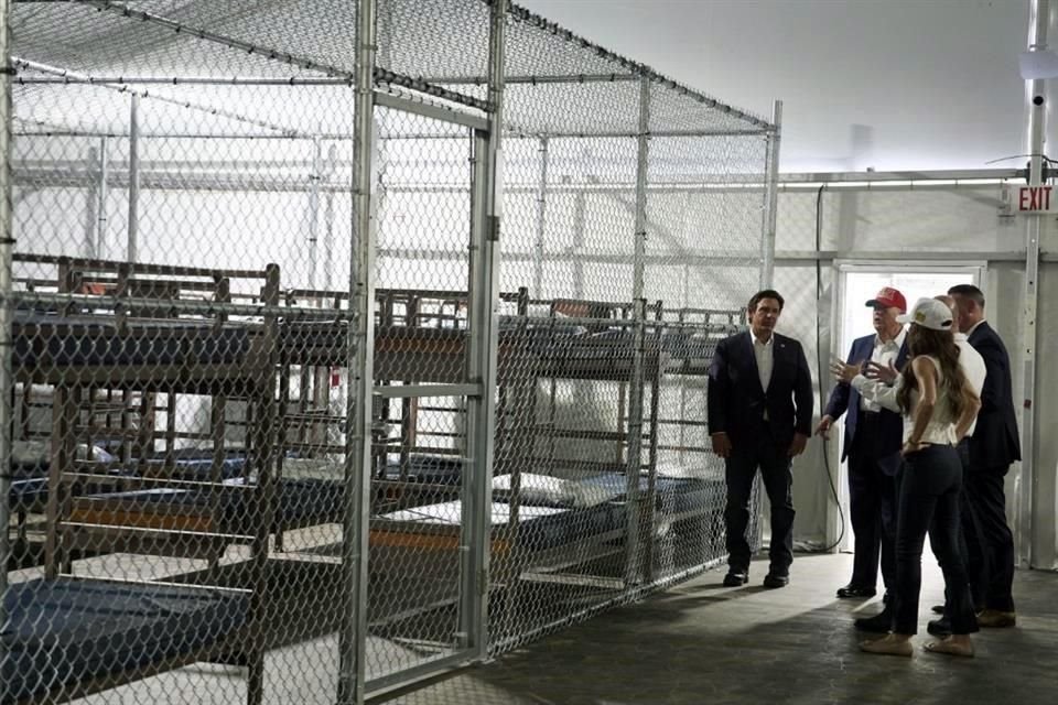 Aspecto de una supervisión del Presidente Donald Trump al centro de detención de migrantes, conocido como 'Alcatraz de los Caimanes'.