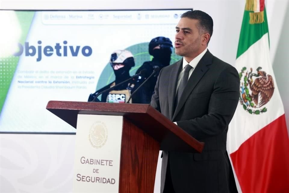 El Secretario García Harfuch en conferencia en el Centro de Mando de la SSPC.