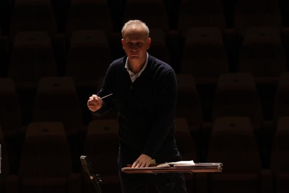 El director de orquesta Carlos Miguel Prieto concretará el proyecto de grabar los cinco conciertos para piano de Beethoven con la pianista Anne-Marie McDermott.