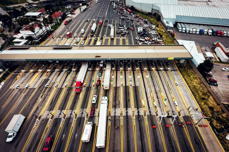 Transportistas de la organización ACME tomaron las autopistas México-Querétaro y México-Pachuca, para exigirle a las autoridades buscar a su líder secuestrado en Jilotepec.