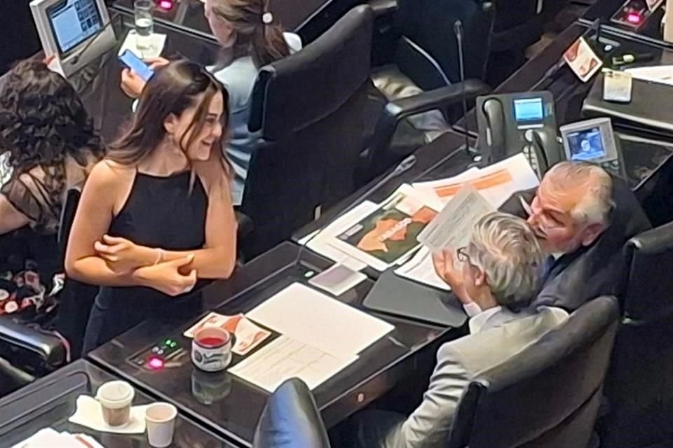 Por si acaso, Adán Augusto portó gráficas e indicadores de seguridad de su gestión como Gobernador en Tabasco.