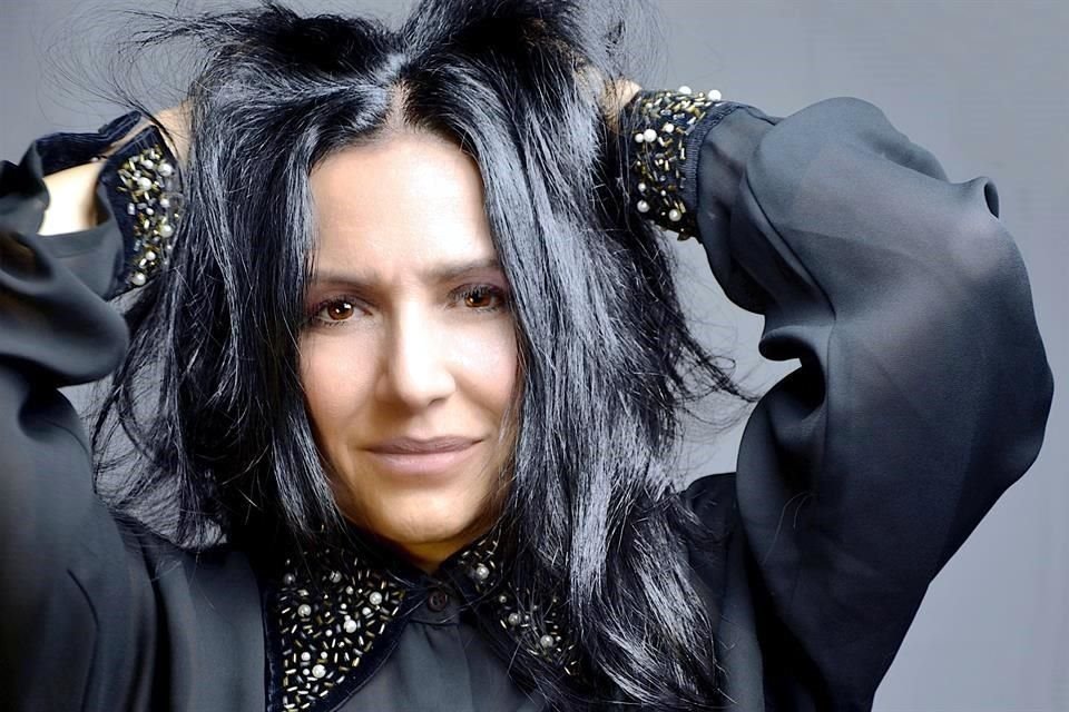 La cantante Roxana Amed promociona su disco 'Todos los Fuegos'.