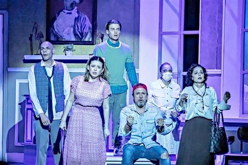 Ulises de la Torre en escena junto a sus compañeros en 'TOC TOC'.