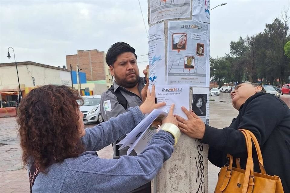 El grupo de familiares pegó y repartió cédulas de búsqueda en el Centro de San Luis Potosí.