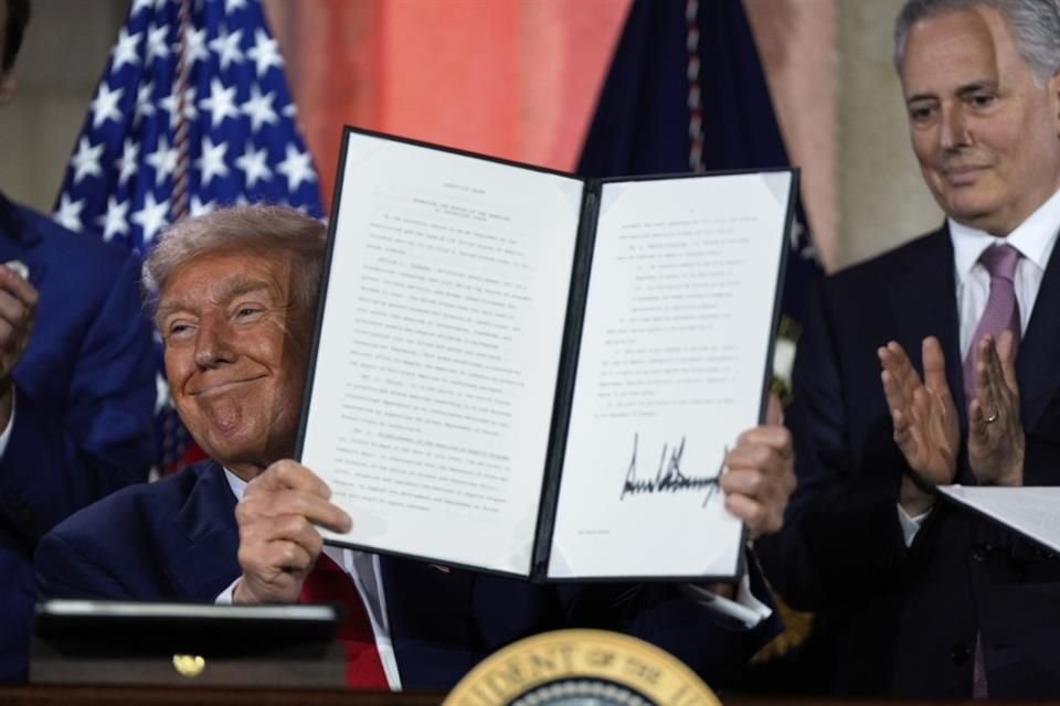 El Presidente Donald Trump firma una orden ejecutiva en una cumbre de inteligencia artificial en Washington, el 23 de julio del 2025.