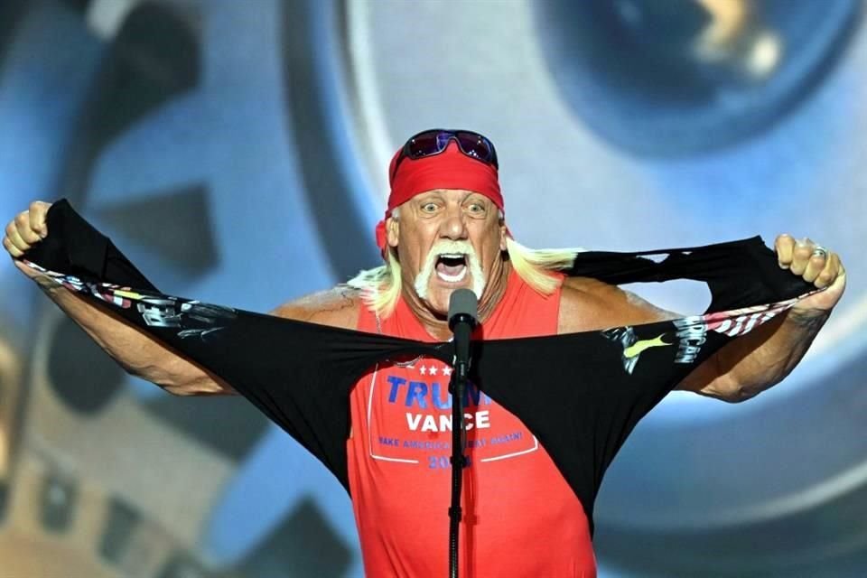 Hulk Hogan era conocido por romper sus playeras durante las luchas.