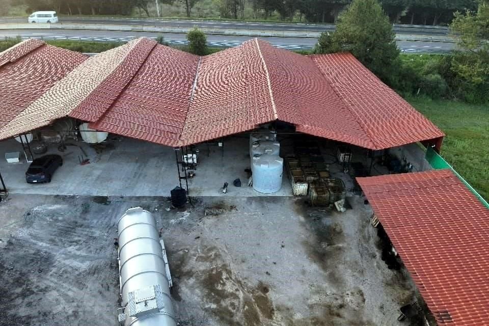 Autoridades federales desmantelaron una bodega clandestina en Tres Marías, Huitzilac, Morelos, donde se encontraron tanques llenos con combustible robado.