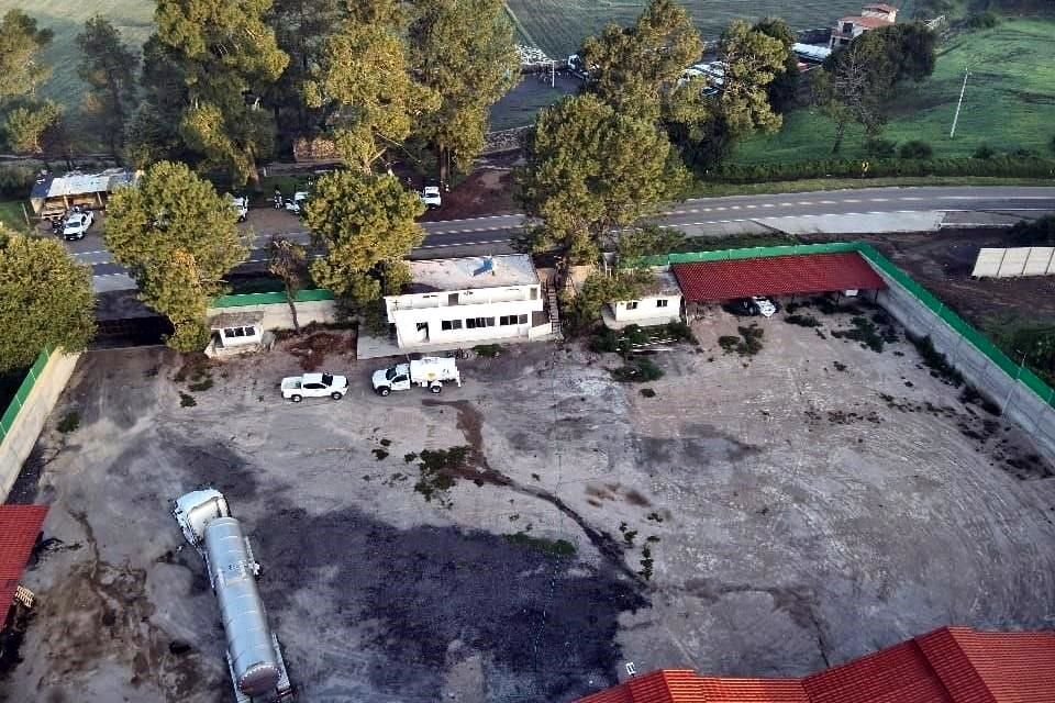 Autoridades federales desmantelaron una bodega clandestina en Tres Marías, Huitzilac, Morelos, donde se encontraron tanques llenos con combustible robado.