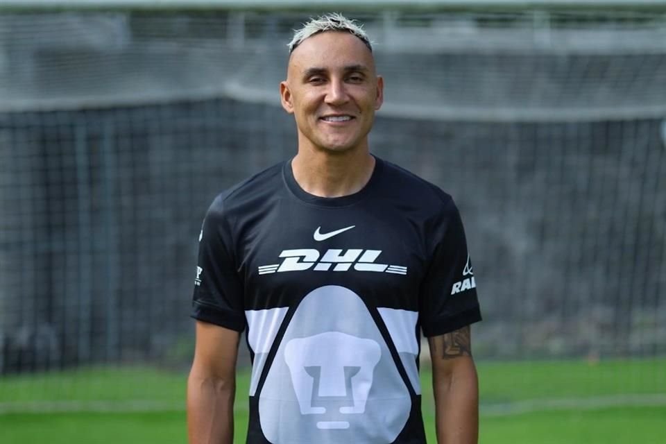 Navas ya posa con los colores del club universitario.
