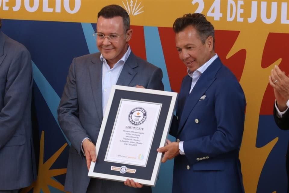 El museo Tequila Lab, ubicado en Zapopan, rompió el récord Guinness por la mayor cantidad de botellas de tequila en exhibición. Pablo Lemus recibió la distinción.