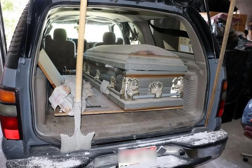 La Fiscalía de Chihuahua cateó una vivienda en Ciudad Juárez, vinculada a la investigación de la funeraria 'Del Carmen' y el crematorio 'Plenitud', y descubrió tres cuerpos en descomposición.