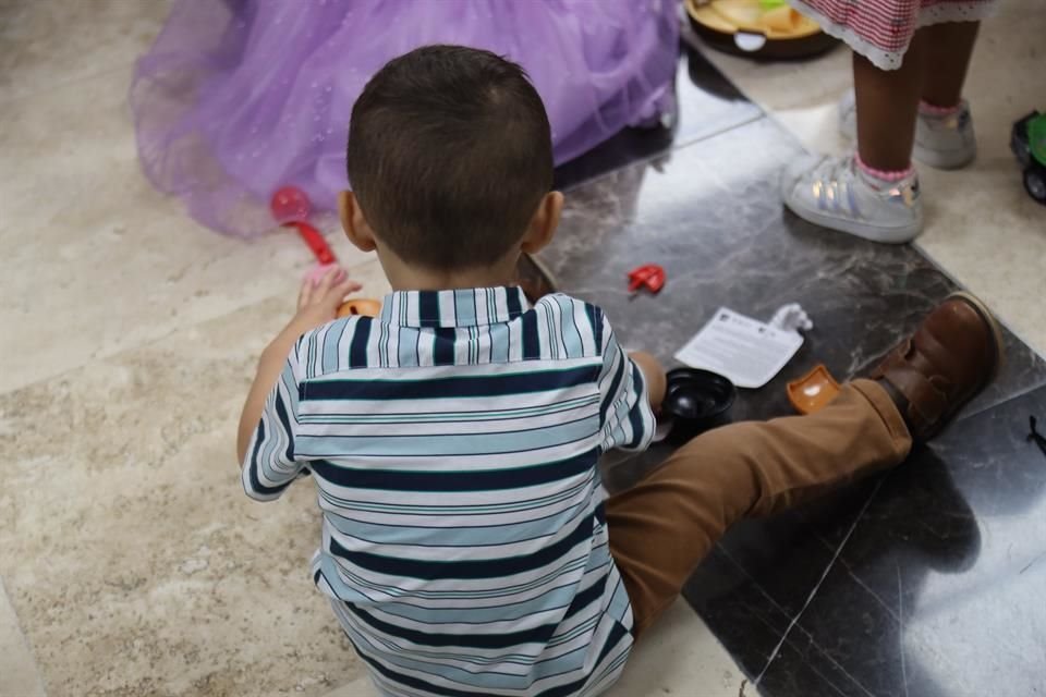 Diez familias se unieron al Sistema DIF Jalisco, para brindar un hogar adoptivo a niñas, niños y adolescentes de 2 a 17 años.