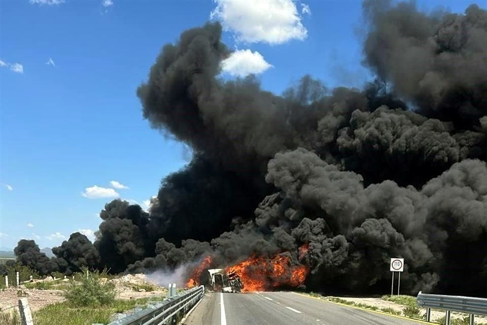 La volcadura ocurrió cerca de las 15:00 horas a unos 42 kilómetros al poniente de Saltillo, sobre la Autopista Saltillo-Torreón, a la altura del ejido Jalpa, municipio de General Cepeda.