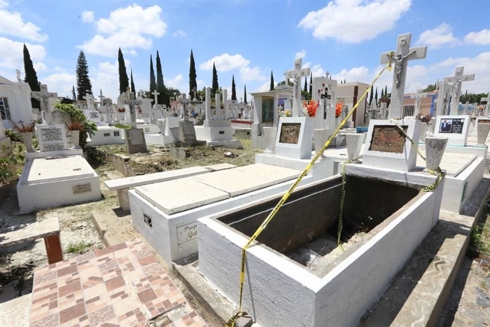Nel Pantheon di Guadalajara, uno dei più grandi dell'America Latina, alcune cripte sono scoperte, sono crollate o sono ricoperte dalla vegetazione.