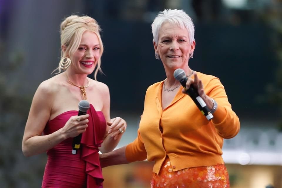 La actriz ganadora del Óscar y la protagonista de Chicas Pesadas estuvieron por poco tiempo pero siempre se mostraron felices de que cientos de fanáticos las recibieran con ímpetu.