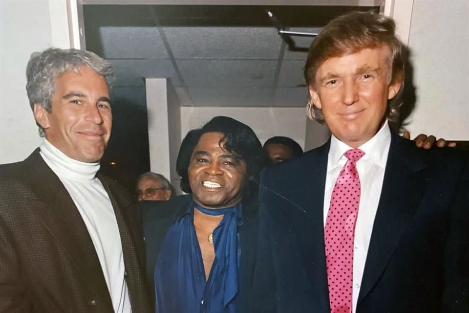El nombre de Donald Trump aparece en lista de colaboradores de un libro de cumpleaños para Jeffrey Epstein, pese a negativas.