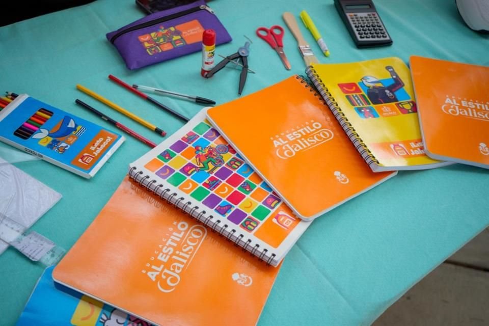 La entrega de paquetes escolares del programa 'Listo Jalisco' va casi al 50 por ciento a poco más de un mes de que inicie el ciclo escolar.