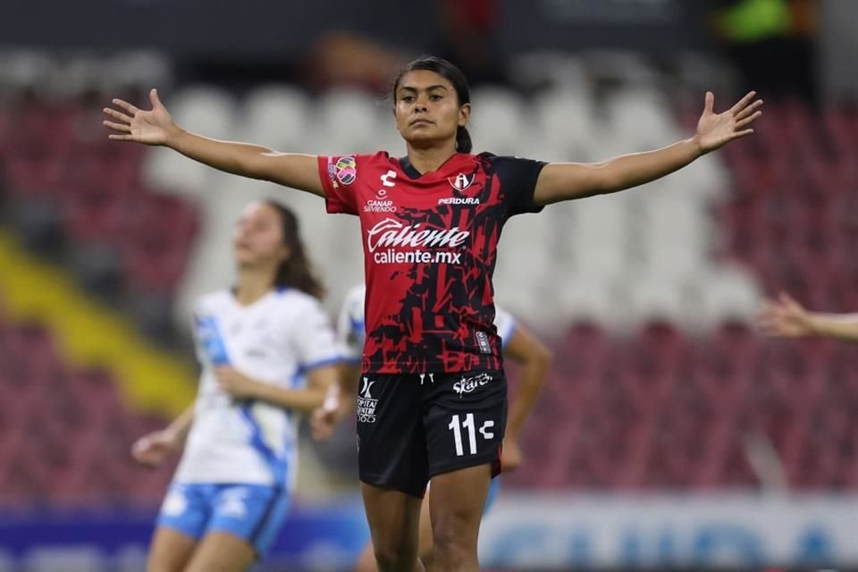 La rojinegra Brenda Cerén.