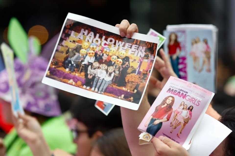 Algunos fans llevaron pósters de sus trabajos pasados, incluido su protagónico en la película 'Chicas Pesadas'.