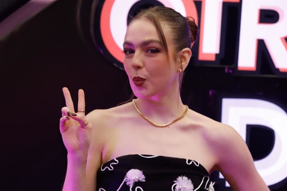 Cuando Regina Pavón desfiló por la alfombra de 'Otro Viernes de Locos' hizo varias muecas a manera de juego.