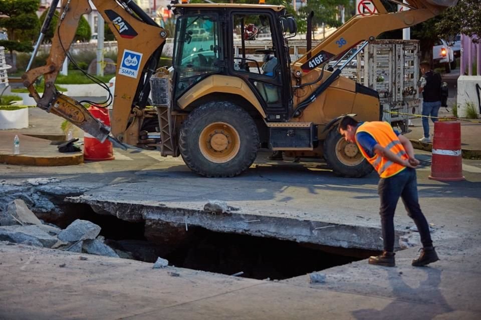 Autoridades estatales realizan la reparación de un socavón que apareció en Avenida López Mateos, a la altura de la Glorieta de La Calma.