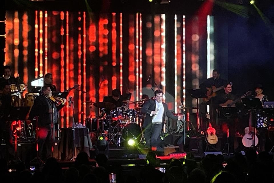 El chileno Nico Ruiz llenó el Lunario con 'Tour por el Mundo', un show versátil donde cantó boleros, baladas, salsa, jazz y hasta mariachi.