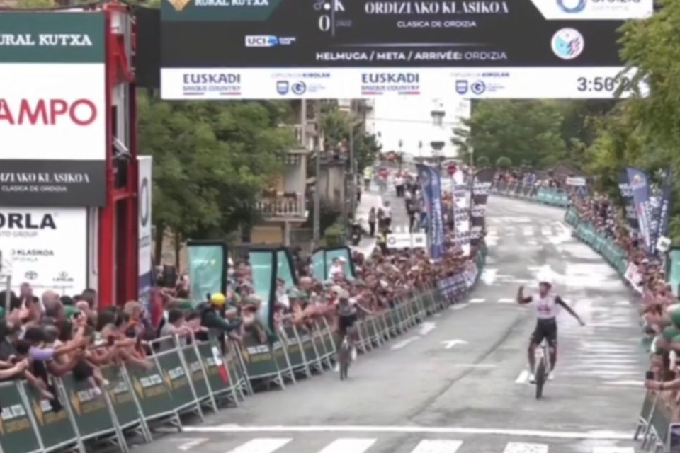 Isaac del Toro quedó segundo en Clásica de Ordizia, que ganó su compañero Igor Arrieta; Antonio Morgado, igual de UAE Emirates, fue tercero.