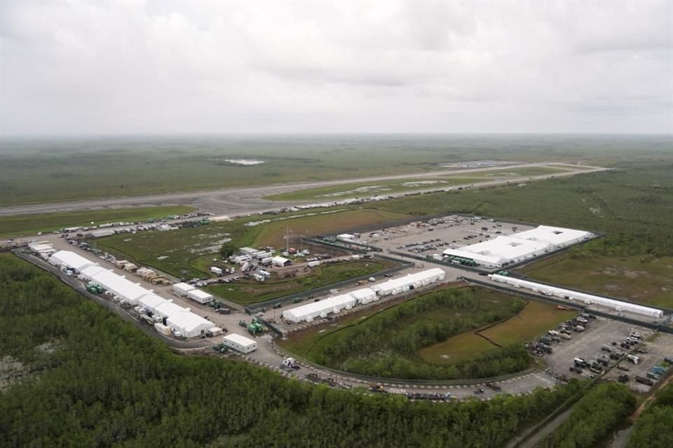 El Gobernador de Florida informó que los vuelos de deportación hacia otros países desde 'Alcatraz Caimanes' comenzaron hace unos días.