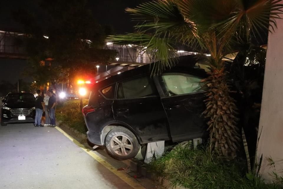 Primero se impactó contra un automóvil y después contra una columna que está en medio del camellón que divide carriles laterales y centrales.