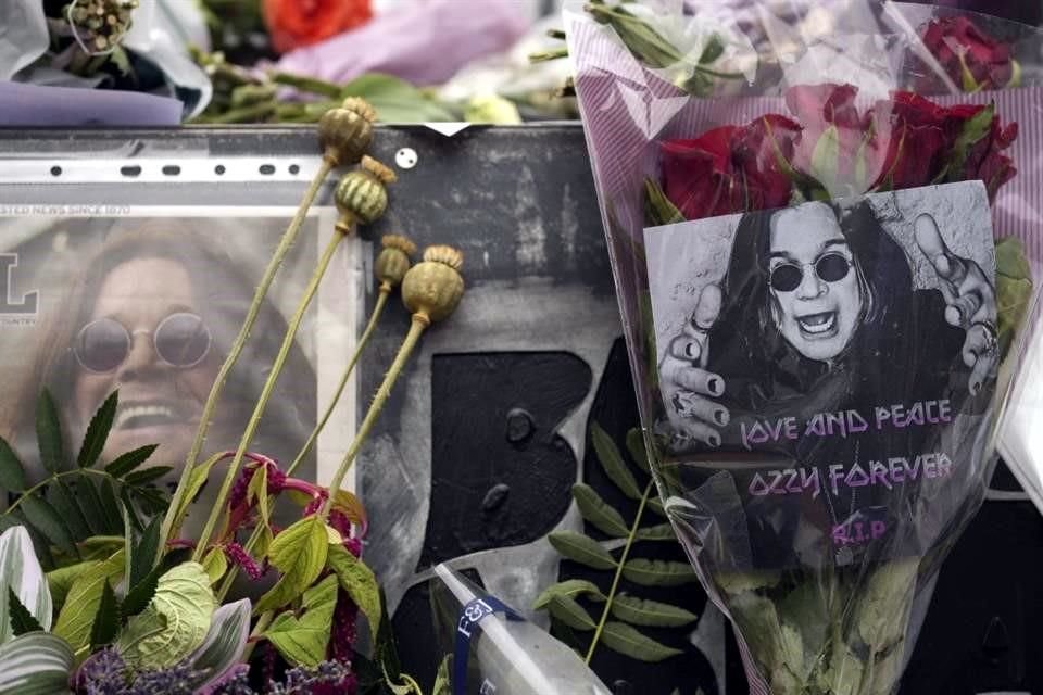 Sharon Osbourne considera sepultar a Ozzy en el jardín de su casa en Reino Unido, donde murió tras larga lucha con Parkinson.
