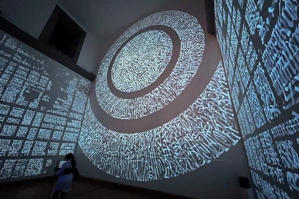 La obra de Said Dokins combina referencias como caligrafía japonesa y medieval con glifos prehispánicos.