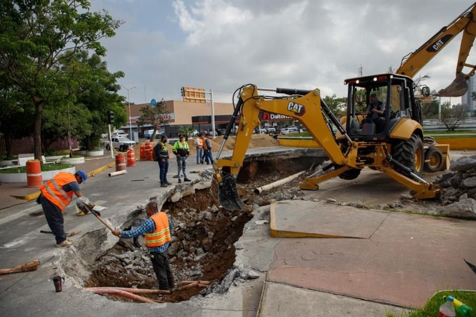Socavón en glorieta de avenida López Mateos y La Calma , continúan los trabajos de reparación con el carril cerrado a la circulación.