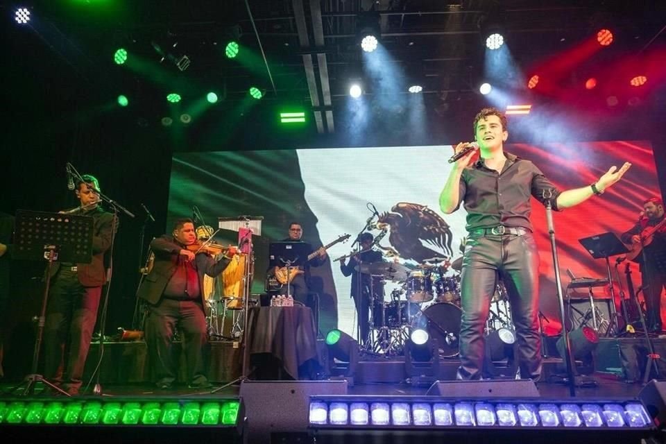El cantante se unió a 12 músico que lo acompañaron toda la noche.
