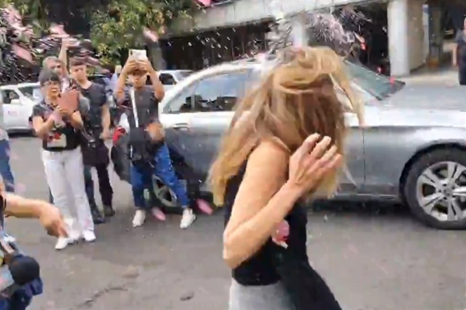 Al salir de audiencia, personas agredieron a Ximena Pichel.