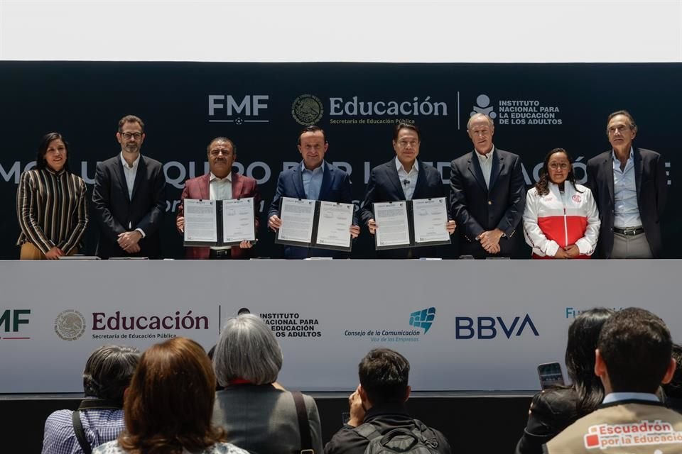 La Federación Mexicana de Futbol firmó un convenio de apoyo con la SEP y el INEA para colaborar en la concientización de la alfabetización.