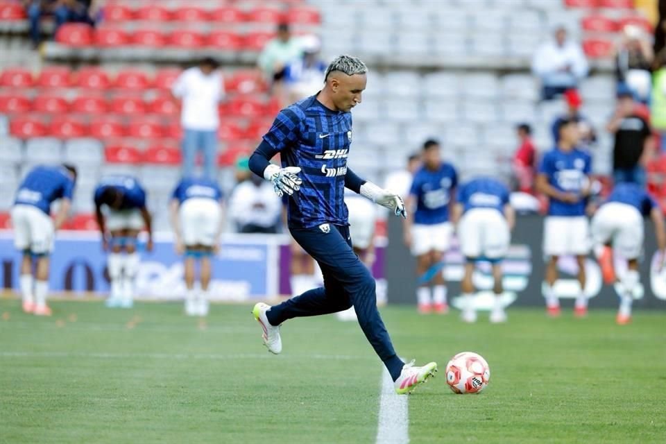 Keylor Navas afinó su toque de balón en el calentamiento previo a su debut con los Pumas en Querétaro.