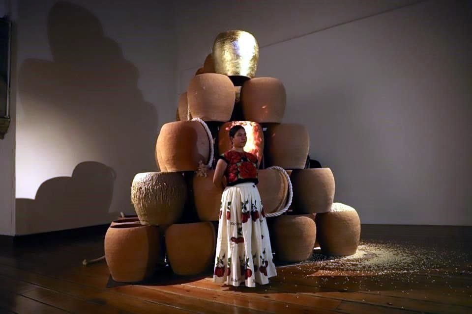 La artista oaxaqueña Ana Hernández presenta 'Ná' reza [Mano Rotal', donde cuestiona la desconexión con saberes ancestrales.