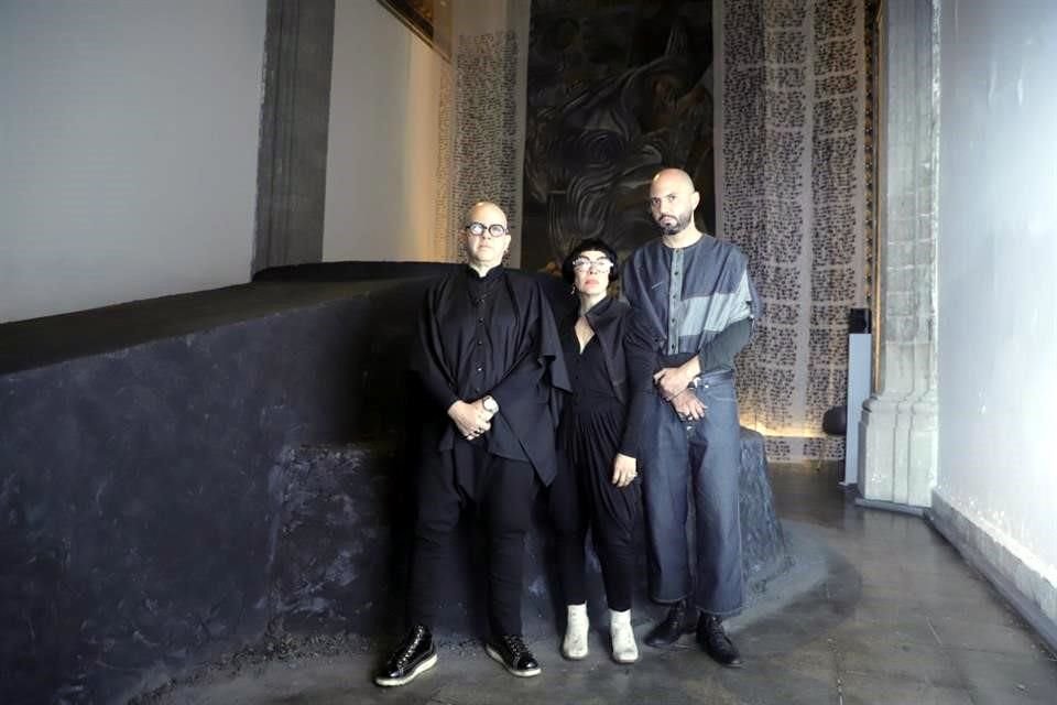 La compositora Leonor Lanza, la artista Deborah Castillo y el curador Jesús Torrivilla junto al 'Gran Basamento' en el Laboratorio Arte Alameda.